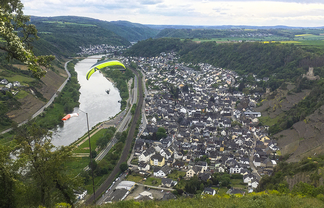 Blick vom Rosenberg auf Kobern mit Gleitschirmflieger. 2020. Foto: Gerd Haag Blick vom Rosenberg auf Kobern mit Gleitschirmflieger. 2020. Foto: Gerd Haag