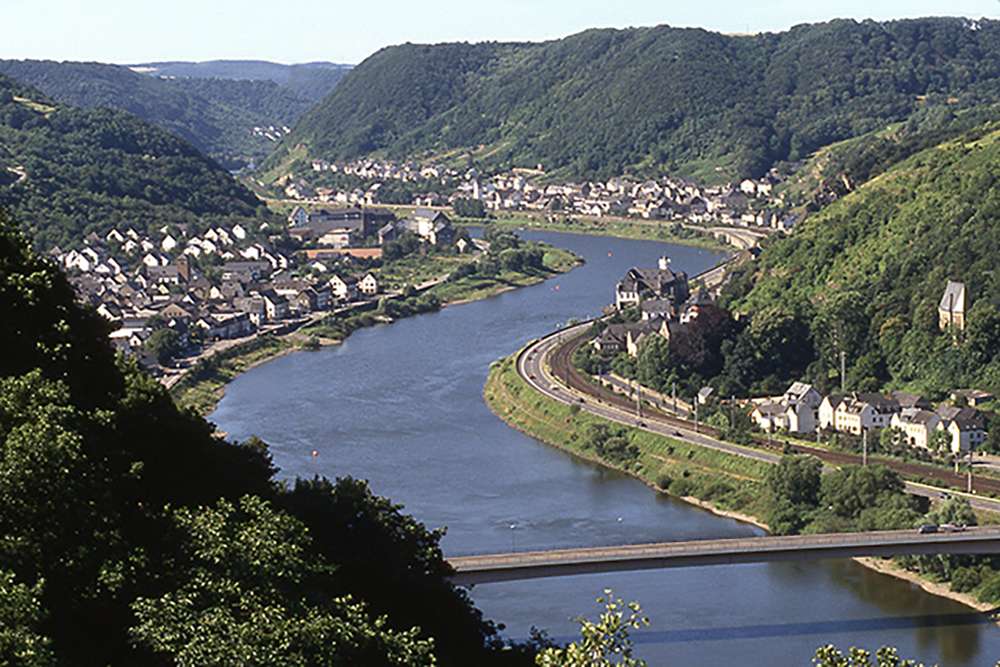 Niederfell – mit Moselgloldbrücke zwischen Niederfell und Gondorf Niederfell – mit Moselgloldbrücke zwischen Niederfell und Gondorf