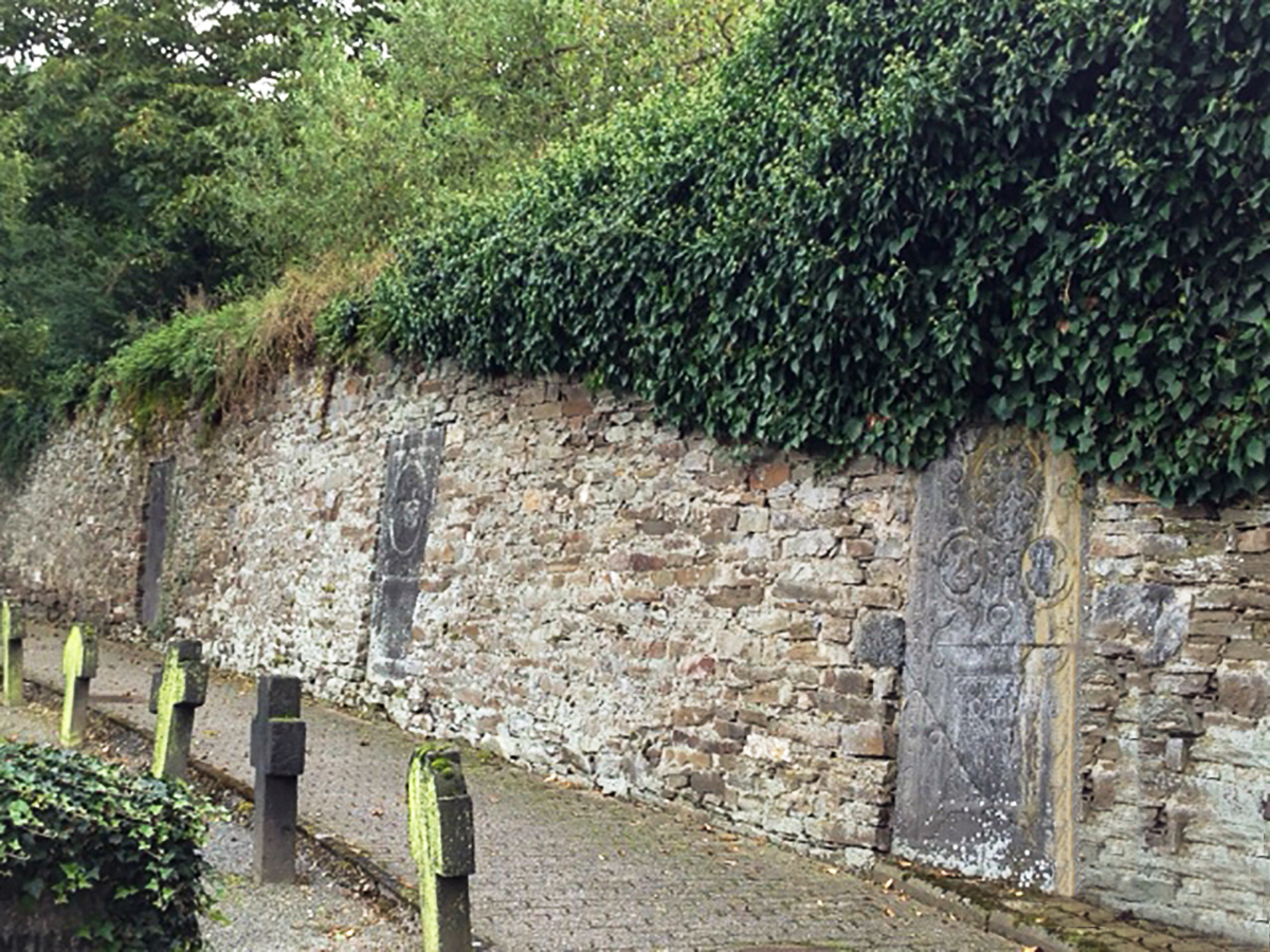Dieblich Friedhof: Grabplatten + Kreuze Dieblich Friedhof: Grabplatten + Kreuze