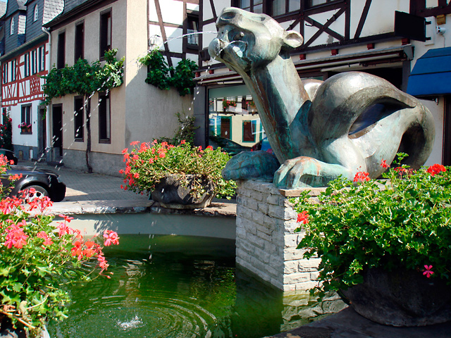 Marktplatz Tatzelwurmbrunnen Kobern vor der letzten Sanierung Marktplatz Tatzelwurmbrunnen Kobern vor der letzten Sanierung