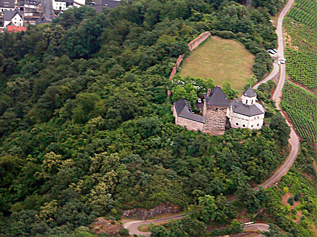 Oberburg und Matthiaskapelle Kobern aus der Vogelperspektive Oberburg und Matthiaskapelle Kobern aus der Vogelperspektive