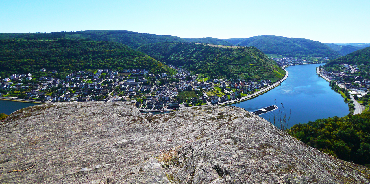 Blick vom Ausoniusstein in Lehmen auf verschiedene Untermoselgemeinden (C) Gerhard Haag Blick vom Ausoniusstein in Lehmen auf verschiedene Untermoselgemeinden (C) Gerhard Haag