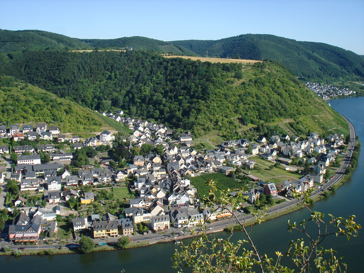 Blick auf Oberfell vom Ausoniusstein oberhalb von Lehmen Blick auf Oberfell vom Ausoniusstein oberhalb von Lehmen