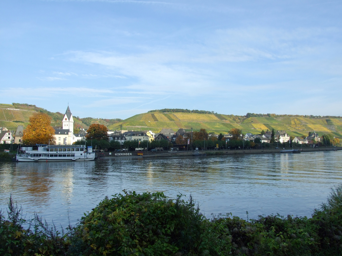 Blick auf Winningen von der gegenüberliegenden Moselseite Blick auf Winningen von der gegenüberliegenden Moselseite